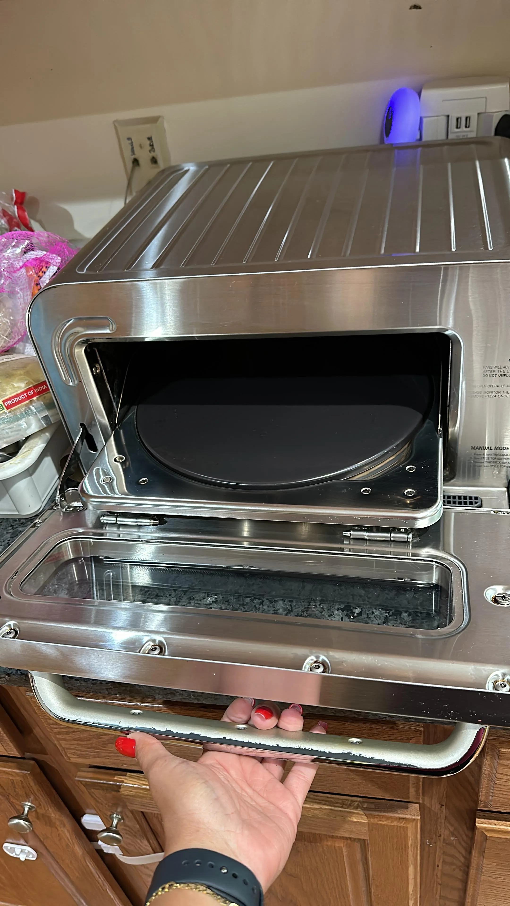 Oven interior after deep cleaning, racks and glass clean
